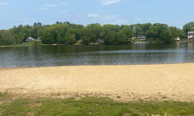 Barnstead Chalet De Ski | Charming home in Locke Lake community with beach/pool/tennis/golf!