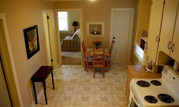 Astoria Maison | * Charmante maison située au cœur du quartier historique d'Uniontown * 2 à 12 personnes