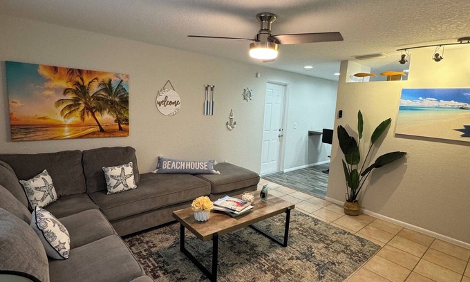Trailer Estates Maison | Charming home near Anna Maria Island with Jacuzzi