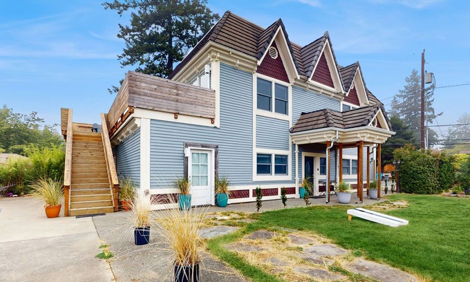 Richmond Beach Maison | Charming home with expansive views, dog-friendly, large yard with yard games