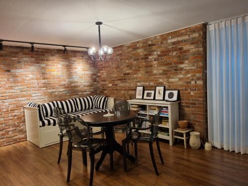 Bucheon Appartement | Charming Home with Rustic Brick Walls Quiet Area, 15 min to Gimpo Airport