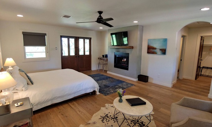 Kyle Appartement | Charming hotel suite with stunning views of the Texas Hill Country.