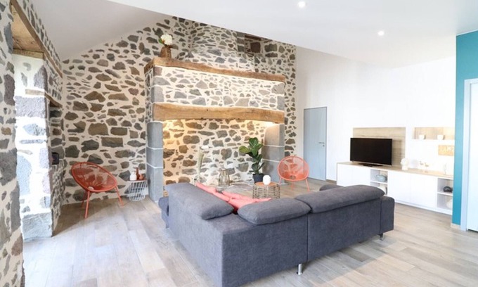 Anglards-de-Salers Cottage | Maison de charme avec balcon, proche de Salers et Puy Mary, équipements modernes, parking privé.