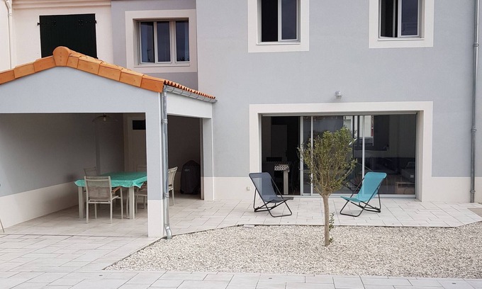 Port District Maison | Maison avec piscine chauffée à 400m de la plage