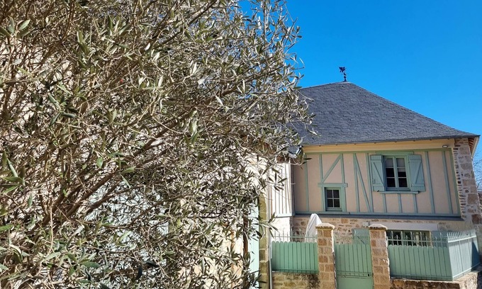 Le Lonzac Maison | Maison de charme et sa terrasse au cœur de son village
