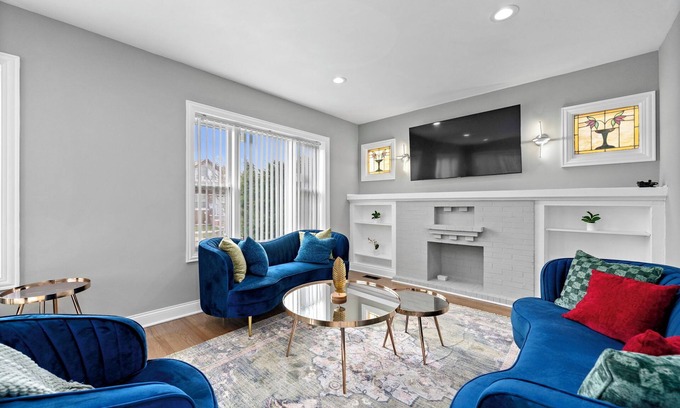 Avalon Park Maison | Charming house in amazing Chicago with WiFi and AC. Close to many restaurants.