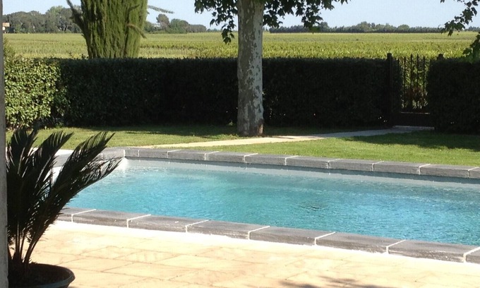 Bellegarde Villa | Maison de charme en Provence, calme au milieu des vignes, piscine et tennis
