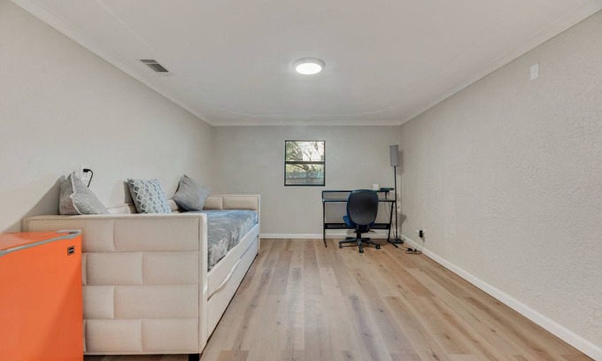 Denton Maison | Charming house in welcoming Denton with. EV charger