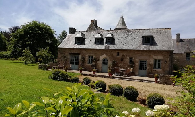 Ploubezre Maison | Charmante maison sur le domaine du Manoir de Kerguéréon