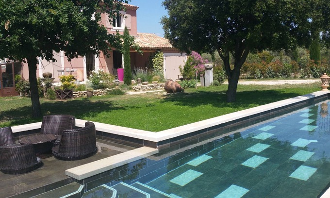 Robion Maison | Maison de charme, style “Bastidette Provençale” dans son écrin de verdure…