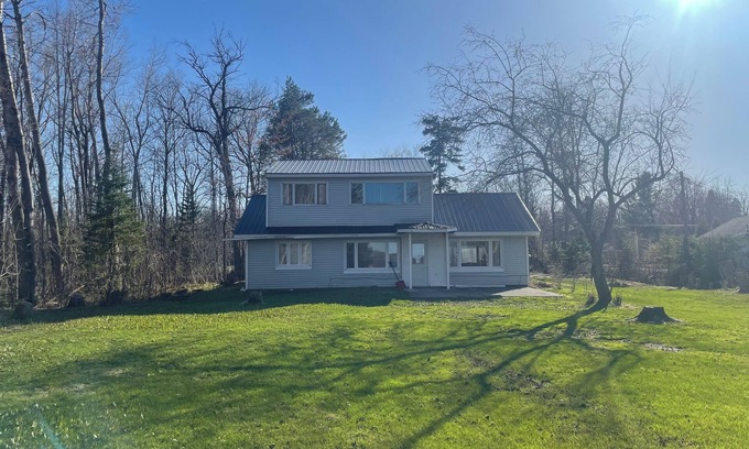 Sault Ste. Marie Maison | Charming house on the St. Mary's river in Sault Ste. Marie, freighters out front