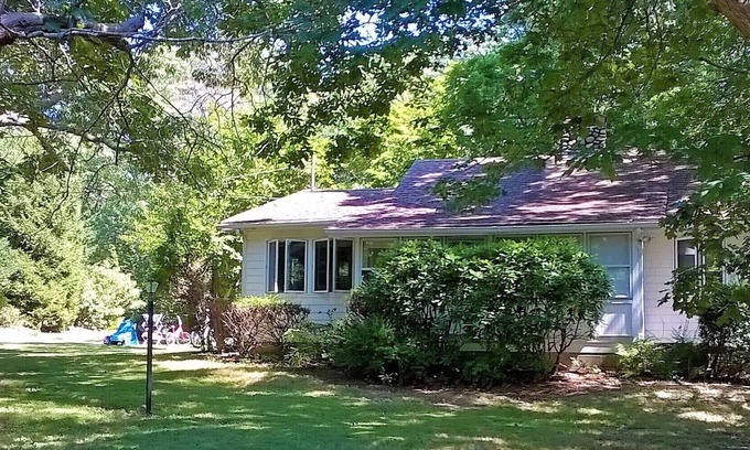 Southold Maison | Charming house walking distance from beautiful Kenney’s Beach