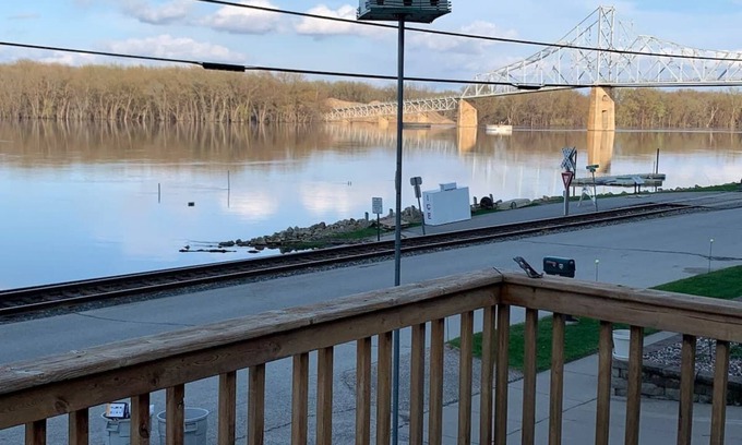 Lansing Township Maison | Charming House with Amazing Views! Next to Marina and Tiki Bar