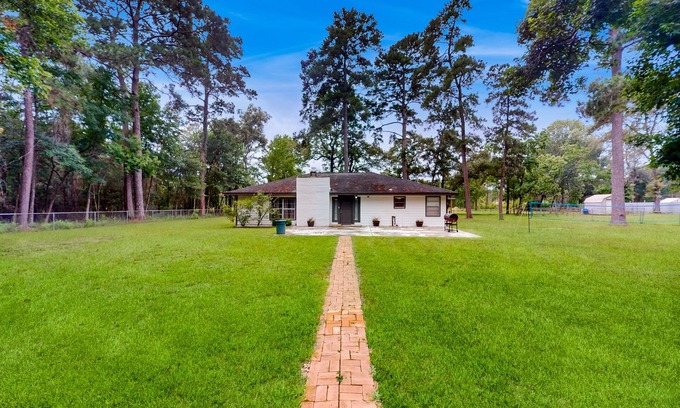Porter Maison | Charming house with enclosed backyard, Hammock and W/D