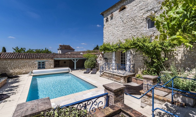 Sadillac Maison | Charmante maison,piscine et cour privée à côté d'un château,et la climatisation.
