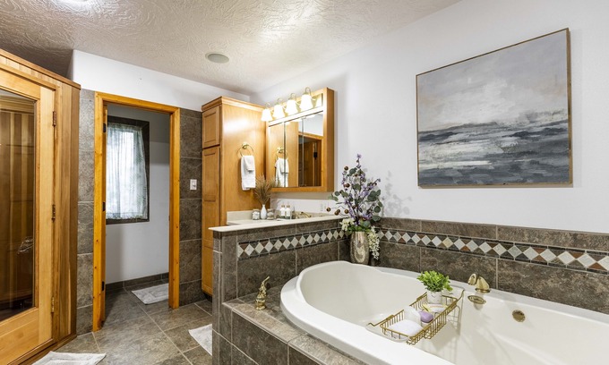 Great Falls Maison | Charming house with sauna, jetted tub, and pool table. Cozy open floor plan.