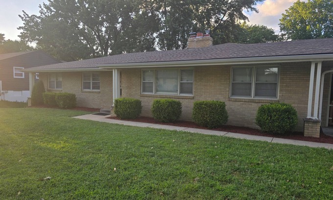 Lea Manor Maison | Charming house with easy access to the highway and shopping. Quiet neighborhood