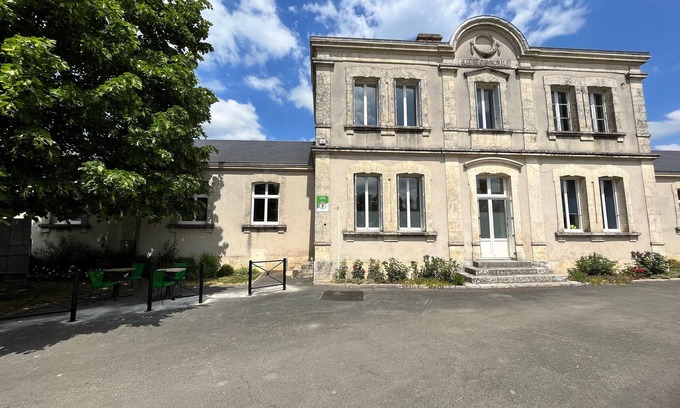 Paudy Cottage | École rénovée avec terrasse, 3 chambres, draps, ménage et chauffage inclus