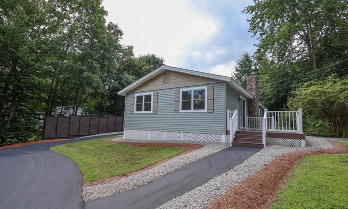Locke Lake Colony Maison | Charming Lake Community Bungaloo. Comfortable living with 86 inch tv!