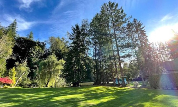 Langley Maison | Charming Lake side Rancher, peaceful paradise