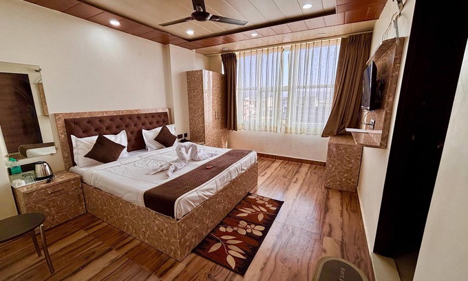 Pink City Hôtel | Charming Lake View hotel in marvelous Jaipur with WiFi, AC