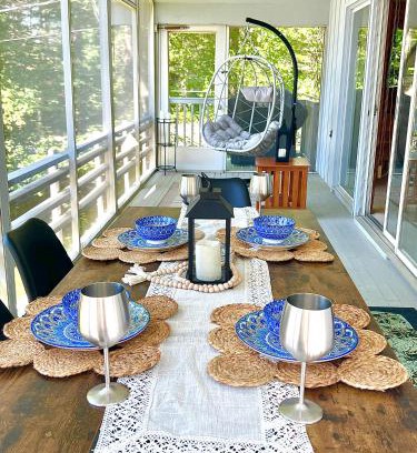 Barnstead Maison | Charming Lakefront Chalet, family and pet friendly