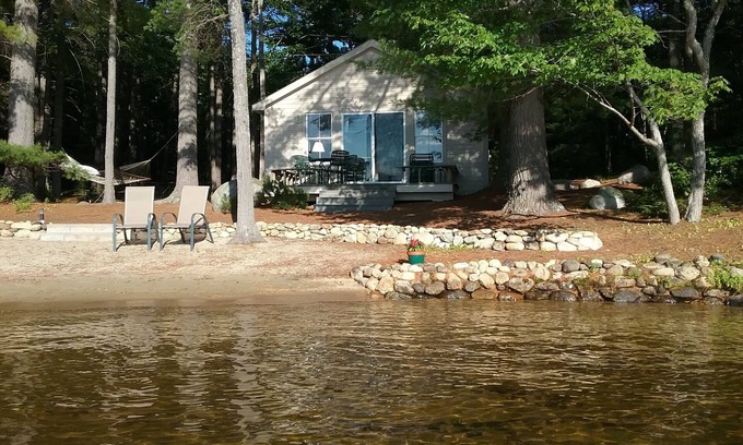 Milton Cottage | Charmant chalet au bord du lac avec plage de sable sur un grand terrain boisé privé