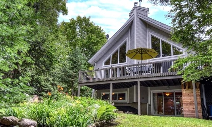 Gore Cabine | Charming lakefront cottage — close to activities for every season!