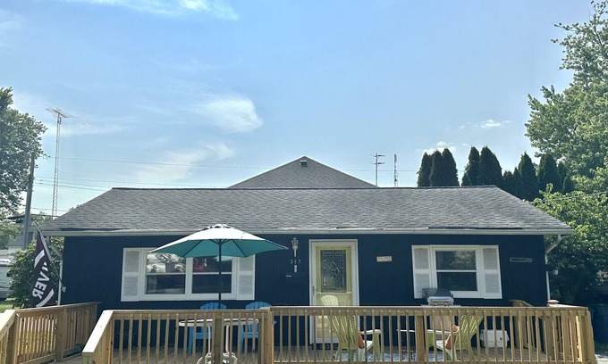Culver Maison | Charming Lakehouse with huge yard - downtown Culver!