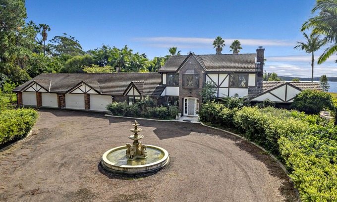 Raymond Terrace Maison | Charming lakeside manor in Port Stephens