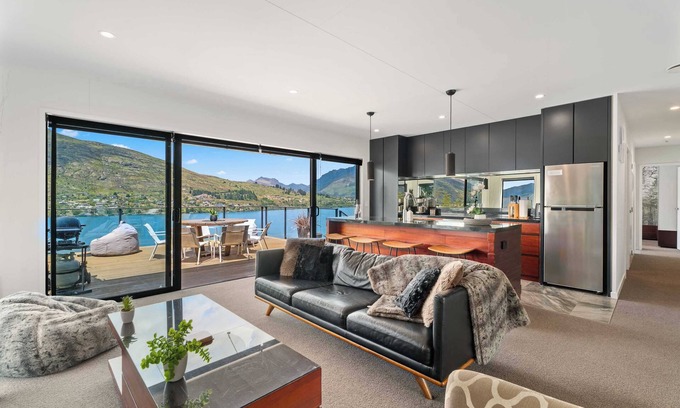 Frankton Maison | Charming Lakeview Home with Remarkable Views!