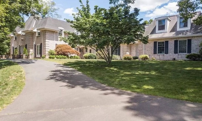 Berlin Maison | Charming, Large Cozy 1-bedroom house in fabulous Berlin with WiFi, near Hartford