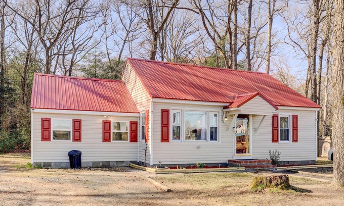 Laurel Maison | Charming Laurel Home w/ Gazebo & Fireplace!