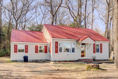 Laurel Maison | Charming Laurel Home with Gazebo and Fireplace!