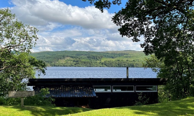 Taynuilt Cabine | Charming loch side log cabin with hot tub & stunning views across loch