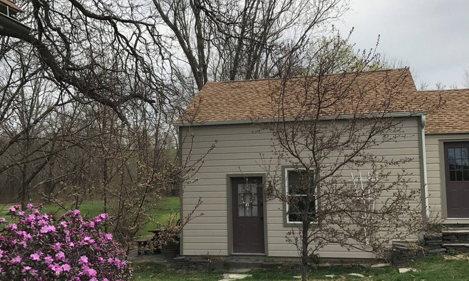 Germantown Cottage | Charming loft cottage in tranquil Germantown with WiFi, AC