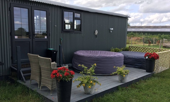 Mattingley Cabine | Willowbank Wine Down. Tranquil Shepherds Hut
