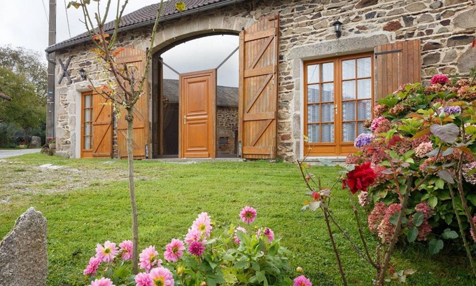 Ferrieres-sur-Sichon Cottage | Gîte montagnard avec 3 chambres, jardin clos, terrasse couverte, animaux acceptés, proche Vichy.