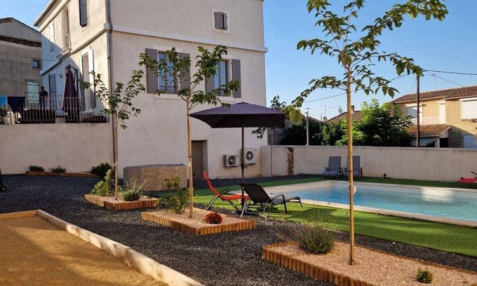 Quarante Maison | Charmante maison de Maitre avec piscine privée au centre du village
