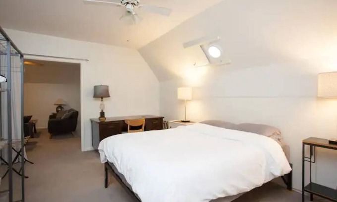 Vollintine-Evergreen Appartement | Charming Mid-Century Apartment in Midtown