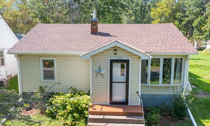 Cumberland Maison | Charming mid-century modern 2-bedroom home with views of Beaver Dam lake
