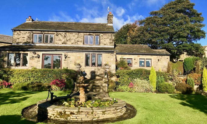 Ingrow Maison | Charming Modernized 16Th Century Farm House with stunning garden & views