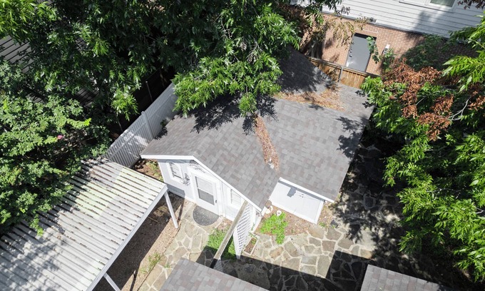 Old East Dallas Maison | Charming Modern 4BR Home - Lux - Backyard.