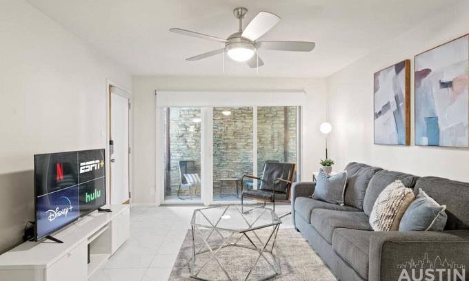 Westfield Appartement | Charming, Modern Apt | Pool + Patio + Free Parking