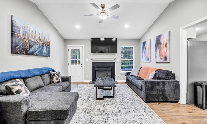 Winston - Salem Maison | Charming & Modern Home / Prime Location / Sleeps 8