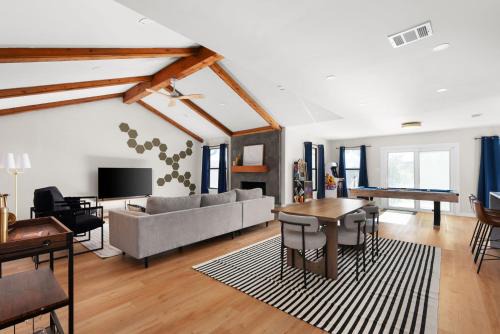 West Oak Hill Maison | Charming Modern Retreat in the Heart of Austin