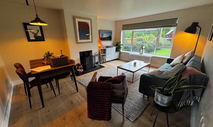 New Forest District Appartement | Charming New Forest property with a garden and countryside views in village hub