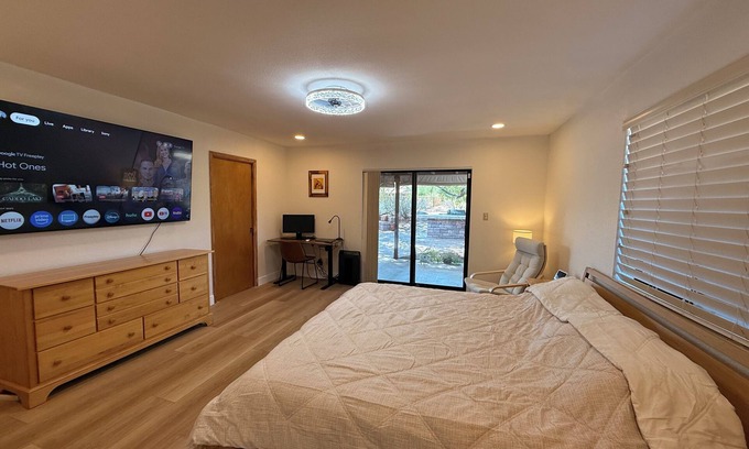 Equestrian Custom Estates Maison | Charming new stylish luxury Master room in sunny Phoenix