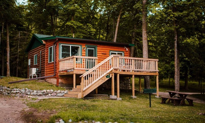 Puposky Cabine | Charming Northwoods Cabin - Large Deck & Scenic Views