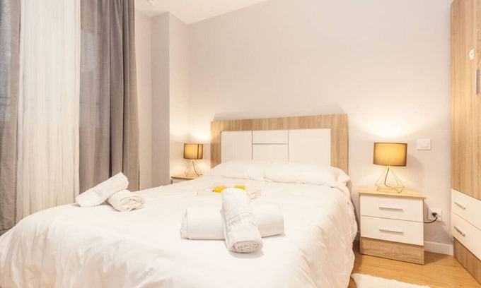 Las Campas y San Claudio Appartement | Charming Oasis in Oviedo with Private Terrace
